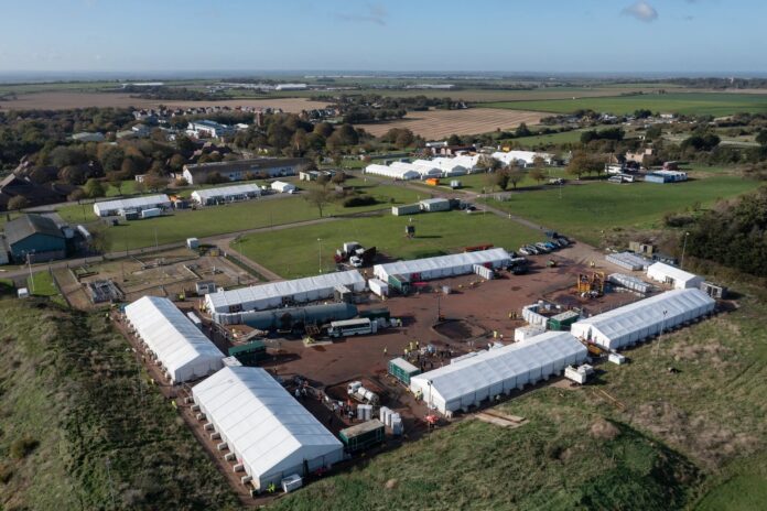 Pogled na smještaj u šatorima na Airfieldu, Manston, 2. novembra 2022. u Ramsgateu, Engleska. (foto: Dan Kitwood/Getty images – preuzeo Vice World New)