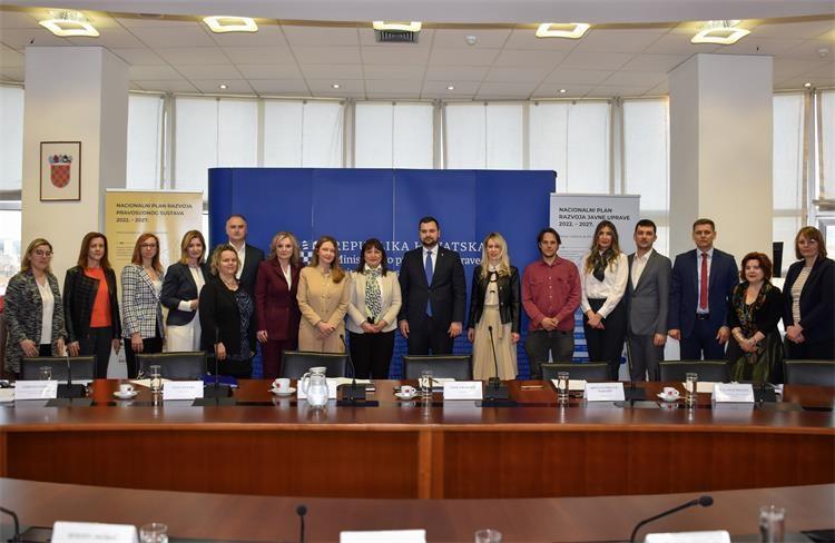 Pitanje nacionalnog identiteta Bošnjaka u Hrvatskoj već godinama ostaje nedovoljno prepoznat izazov s konkretnim posljedicama na ostvarivanje manjinskih prava. U ovom razgovoru državna tajnica u Ministarstvu pravosuđa, uprave i digitalne transformacijedržavna Fadila Bahović otvoreno govori o problemu podjele između Bošnjaka i onih koji se i dalje izjašnjavaju kao Muslimani, o razlozima takvog stanja te o institucionalnim naporima da se kroz edukativnu kampanju potakne informirano izjašnjavanje. Intervju donosi i konkretne podatke, primjere s terena te očekivanja od novih zakonskih rješenja i nadolazećih izbora.Uoči prošlogodišnjih dopunskih lokalnih izbora za nacionalne manjine gostujući u TV emisiji PRIZMA, između ostaloga, upozorili ste na problematiku bošnjačke nacionalne manjine odnosno činjenicu da se jedan broj njenih pripadnika i dalje izjašnjava kao Muslimani, koji su od 2010. brisani iz Ustava kao nacionalna manjina, a to im onemogućuje da ostvare svoja manjinska prava - da biraju i budu birani itd. Tada ste najavili i informativnu kampanju koju je pripremala Vlada RH u okviru Operativnih programa za bošnjačku nacionalnu manjinu, a u svrhu edukacije i prevladavanja ovog značajnog problema bošnjačke nacionalne manjine. Da li je informativna kampanja pripremljena, koji su njeni sadržaji i okviri i kako će se realizirati? Prije svega, zahvaljujem na interesu za teme koje su važne za nacionalne manjine, jer mi se čini da nacionalne manjine nisu u dovoljnoj mjeri „vidljive“ u medijskom prostoru, uz iznimku TV emisije „Prizma“. Što se tiče bošnjačke nacionalne manjine u Republici Hrvatskoj, ona je u specifičnom položaju, jer se suočava s problemom podjele na Bošnjake i Muslimane, a ta podjela vuče svoje korijene još iz vremena bivše države, tj. iz desetljećima dugog poistovjećivanja nacionalne pripadnosti Musliman – piše se velikim početnim slovom „M“ i vjeroispovijesti musliman – piše se malim početnim slovom „m“. Ovo pitanje datira još iz 1968. godine, kada je u tadašnjoj Jugoslaviji prvi put dozvoljeno izjašnjavanje „Musliman u smislu nacije“. Bio je to kompromis socijalističkog režima koji nije imao snage priznati povijesno ime Bošnjak, i time je stvorio narod s vjerom, ali bez punog imena tj. nacionalnog identiteta. Biti Musliman i musliman ni tada nije bilo isto, kao što nije ni danas, jer se prvi naziv odnosio na nacionalnu pripadnost, a drugi na vjeroispovijest. Dakle, već i tada je postojao problem što je gotovo isti naziv postojao i za nacionalnu pripadnost i za vjeroispovijest, s jedinom razlikom koja se ogledala u malom ili velikom početnom slovu samog naziva. Problem je postao još složeniji kada se 2010. godine promijenio Ustav Republike Hrvatskena način da su Muslimani brisani kao nacionalna manjina, a umjesto njih su u Ustav RH uvedeni Bošnjaci. Mišljenja sam da se te prijelomne 2010. godine trebalo napraviti više kako bi se svi oni koji su se do tada izjašnjavali kao Muslimani upoznali s promjenom Ustava RH, upoznali s tim što to za njih znači, koja će prava tom promjenom dobiti, a koja izgubiti… Zapravo, to je bila godina kada je trebalo provesti jaču medijsku kampanju. No, na žalost, ta je promjena Ustava RH prošla nezapaženo među širom populacijom, mnogi građani za nju nisu znali tako da se i dan danas neki i dalje izjašnjavaju kao Muslimani (pisano velikim početnim slovom). ZANEMARENI PROBLEM IDENTITETA Kada je problem osviješten i fokusiran ? Nitko se ozbiljnije nije bavio ovim pitanjem dugi niz godina. I ne govorimo samo o razdoblju od 2010. godine (kada se dogodila ova promjena Ustava) do danas, dakle o razdoblju od zadnjih 15-16 godina već govorimo o puno duljem razdoblju u kojemu nije bilo gotovo nikakvih aktivnosti po ovom pitanju. Ključna promjena dogodila se izborom Armina Hodžića za zastupnika Bošnjaka (ujedno i zastupnika još četiri nacionalne manjine: albanske, crnogorske, makedonske i slovenske) u Hrvatskome saboru u proljeće 2024. godine, zahvaljujući kojemu je pitanje nacionalnog identiteta Bošnjaka stavljeno u fokus. Na njegovu je inicijativu – kao jedna od mjera koja treba doprinijeti unaprjeđenju položaja Bošnjaka u Republici Hrvatskoj – u Operativnim programima Vlade RH za nacionalne manjine za razdoblje 2024.-2028. uvrštena mjera osnivanja povjerenstva čiji je zadatak provesti medijsku kampanju koja bi adresirala navedena pitanja nacionalnog identiteta Bošnjaka. Cilj ove kampanje je edukacija o tome da nacionalnost i vjeroispovijest ne znače isto tj. da treba razlikovati nacionalnu pripadnost od vjeroispovijesti, zatim da Muslimani od 2010. godine više nisu nacionalna manjina priznata Ustavom RH već su to Bošnjaci te da upravo zbog toga što Muslimani više nisu priznata nacionalna manjina, ne mogu ni ostvarivati prava koja su nacionalnim manjinama zajamčena Ustavom RH, Ustavnim zakonom o pravima nacionalnih manjina i drugim zakonima. Želim naglasiti da cilj kampanje nije prisiliti bilo koga niti nagovarati bilo koga o tome da li će izjasniti svoju nacionalnu pripadnost i na koji način. Izjašnjavanje nacionalne pripadnosti je pravo i slobodna volja svakog građanina Republike Hrvatske pa ako će se pojedinci i dalje htjeti izjašnjavati kao Muslimani – to je njihovo pravo, ali je važno da takvu odluku temelje na poznavanju svih prethodno navedenih činjenica. Sada, nakon ovog šireg objašnjenja problema s kojim se suočavaju Bošnjaci u Republici Hrvatskoj kao i razloge za osnivanje Povjerenstva, vraćam se na početno pitanje: sukladno preuzetoj obvezi iz Operativnih programa, Vlada RH je osnovala Povjerenstvo za provedbu Operativnog programa za bošnjačku nacionalnu manjinu, kao tijelo sastavljeno od predstavnika ministarstva, jedinica lokalne i područne (regionalne) samouprave u kojima žive Bošnjaci/Muslimani, udruga Bošnjaka, saborskog zastupnika te Instituta za istraživanje migracija. I želim ovom prilikom zahvaliti svim članovima Povjerenstva, jer su doista uložili puno truda i entuzijazma i pokazali da razumiju problem s kojim se suočavaju Bošnjaci, a ujedno i želju da se taj problem riješi. Povjerenstvo je pripremilo medijsku kampanju o ovoj temi, a detalji se mogu vidjeti na mrežnoj stranici: www.izjasnise.hr. Tiskani su i letci koji se dijele na terenu, a teren obilaze terenski koordinatori čija je uloga razgovarati osobno s ciljanom populacijom i upoznati ih s relevantnim činjenicama. Povjerenstvo ima zadatak pratiti i analizirati jesu li poduzete aktivnosti polučile uspjeh ili pak treba mijenjati oblik kampanje. UTJECAJ NA IZBORE Imate li određene pokazatelje u kojoj mjeri ovaj problem otežava poziciju bošnjačke nacionalne manjine? Za koja prava i u kom obimu bošnjačka nacionalna manjina zbog ovog problema ostaje potencijalno i realno zakinuta za ostvarivanje nekih svojih prava ? Da, naravno. Medijskoj kampanji su prethodile analize podataka i upravo oni pokazuju koliko je ovo pitanje izjašnjavanja Bošnjaka/Muslimana problematično: prema podacima iz Registra birača kojega vodi Ministarstvo pravosuđa, uprave i digitalne transformacije, u Hrvatskoj se 13.147 osoba izjašnjava kao Bošnjak po nacionalnosti, a 23.396 osoba se izjašnjava kao Musliman. A kada se gledaju podaci iz zadnjeg Popisa stanovništva iz 2021., tada se 24.131 osoba izjasnila kao Bošnjak. Ako znamo da mnoga prava pripadnika nacionalnih manjina ovise o broju pripadnika nacionalnih manjina tj. njihovom udjelu u ukupnom stanovništvu, tada je sasvim jasno da što je manji broj pripadnika nacionalnih manjina, u manjoj će mjeri ostvariti i određena prava. Imate li možda procjene koliko je ovaj problem uticao na rezultate prošlogodišnjih lokalnih izbora, ili čak i manjinskih izbora za vijeća i predstavnike nacionalnih manjina prije dvije godine, kada je u pitanju bošnjačka nacionalna manjina ? Pitanje ove podjele na Bošnjake i Muslimane koja postoji pri izjašnjavanju nacionalne pripadnosti itekako utječe na položaj Bošnjaka, što se vidi i na lokalnim izborima i na izborima za vijeća i predstavnike nacionalnih manjina. Primjerice, Ustavnim zakonom o pravima nacionalnih manjina propisano je pravo nacionalnih manjina na svog predstavnika, ukoliko na području županije živi najmanje 100 pripadnika određene nacionalne manjine. Pogledajmo sada primjer Koprivničko-križevačke županije u kojoj je prema Popisu stanovništva iz 2021. godine bilo, ako se ne varam, 57 osoba koje su se izjasnile kao Bošnjaci. S druge strane, u istoj je županiji u Registru birača bilo izjašnjeno 116 Muslimana. Hipotetski govoreći, da su se i oni izjasnili kao Bošnjaci u Popisu stanovništva, tada bi broj Bošnjaka bio veći i bio bi ispunjen prethodno naveden zakonski kriterij od 100 pripadnika nacionalne manjine te bi Bošnjaci stekli pravo na svog predstavnika u toj županiji. Drugi primjer je Istarska županija u kojoj se čak oko 4.500 osoba još uvijek izjašnjava kao Muslimani. Hipotetski govoreći, da su se i oni izjasnili kao Bošnjaci, tada bi Bošnjaci stekli pravo na jednog člana u predstavničkom tijelu županije tj. na člana u županijskoj skupštini. To su samo dva primjera koja zorno prikazuju kako ova podjela na Bošnjake i Muslimane pri izjašnjavanju nacionalne pripadnosti utječe na smanjenje broja Bošnjaka u službenim evidencijama Republike Hrvatske – kako Popisu stanovništva tako i Registru birača - a manji broj rezultira i manjim korištenjem prava od strane bošnjačke nacionalne manjine. REDUCIRANA PRAVA Da li se problemi javljaju samo kod izbora ili su djelom onemogućena i reducirana i neka druga prava bošnjačke nacionalne manjine ? Pitanje broja pripadnika nacionalnih manjina nije vezano isključivo uz izbore već utječe na ostvarivanje niza prava. Primjerice, prema članku 12. Ustavnog zakona o pravima nacionalnih manjina, pripadnici nacionalne manjine imaju pravo na ravnopravnu službenu uporabu jezika i pisma kojim se služe, ako na području jedinice lokalne samouprave u kojoj žive – dakle, grada ili općine - čine najmanje trećinu stanovnika takve jedinice. Udio pripadnika nacionalne manjine utvrđuje se prema podacima iz službenog Popisa stanovništva. Dakle, ako je udio Bošnjaka prema zadnjem Popisu stanovništva iz 2021. manji od 1/3 u ukupnom stanovništvu neke općine ili grada, tada Bošnjaci ne mogu ostvariti pravo na uporabu bosanskog jezika u službene svrhe. A jasno je da će taj udio Bošnjaka biti manji što je veći broj onih koji se izjasne kao Muslimani. Također, primijetit ćete da se pri ostvarivanju ovog prava ne uzimaju u obzir podaci iz Registra birača već podaci iz Popisa stanovništva, tako da treba napomenuti da su za ostvarivanje pojedinih prava nacionalnih manjina relevantni podaci iz Popisa stanovništva, a za druga prava su pak relevantni podaci iz Registra birača. Kakva je suradnja s bošnjačkim asocijacijama i udrugama u rješavanju ovog problema? Kako oni doprinose njegovom prevladavanju? Nastojimo svi udružiti snage i koordinirano djelovati na rješavanju ovog problema, od bošnjačkih udruga, preko lokalnih vijeća i predstavnika pa do našeg saborskog zastupnika Armina Hodžića i Povjerenstva za provedbu Operativnog programa za bošnjačku nacionalnu manjinu, kojim predsjedam. Svi smo fokusirani na ostvarenje zajedničkog cilja, a to je izjašnjavanje Bošnjaka u što većoj mjeri. U tom smislu je u Zagrebu u listopadu prošle godine održan i jedan veliki skup u organizaciji Nacionalne koordinacije Bošnjaka u Republici Hrvatskoj, u zagrebačkom hotelu „Westin“, na kojemu su sudjelovali predstavnici raznih bošnjačkih udruga, asocijacija i svih aktera s ciljem očuvanja nacionalnog identiteta Bošnjaka u Republici Hrvatskoj. Imate li uvida kakav je interes u široj bošnjačko-muslimanskoj populaciji da se ovaj problem prevlada ? To je dobro pitanje, s obzirom da je – općenito govoreći – kod pripadnika nacionalnih manjina prisutan trend asimilacije nasuprot očuvanju nacionalnog identiteta. Međutim, naš je zadatak probuditi interes za pitanje nacionalnog identiteta, iako smo svjesni da je pred nama dugotrajan posao, s obzirom da je pitanje očuvanja nacionalnog identiteta Bošnjaka bilo zanemareno godinama. KOMPLEKSNA EDUKACIJSKA KAMPANJA Imate li saznanja ili procjena što je glavni razlog ovog problema ? Zbog čega dio bošnjačke manjinske populacije i dalje ostaje privržen starim etničkim nazivima iako su one prije više od 15 godina Ustavom ukinute ? Starom, sada već nevažećem nazivu „Musliman“ privrženi su uglavnom stariji ljudi, koji su odrasli i cijeli svoj radni vijek proveli u bivšoj državi i kojima je teško prihvatiti promjene „pod stare dane“, kako oni kažu, što možemo i razumjeti kada su u pitanju stariji ljudi. Drugi razlog leži jednostavno u neznanju i upravo je to taj dio populacije koju želimo educirati; vjerujemo da značajan broj osoba koje se još uvijek izjašnjavaju kao „Muslimani“ ni ne znaju da ta nacionalnost više ne postoji. Oni isto tako ne znaju da im takvo izjašnjavanje uskraćuje mnoga prava. Ovdje posebno želim naglasiti da je Republika Hrvatska primjer države koja je za pripadnike nacionalnih manjine propisala brojna prava: počevši od prava na odgoj i obrazovanje na jeziku i pismu nacionalne manjine, do prava na kulturnu autonomiju, prava na zastupljenost u predstavničkim tijelima na državnoj i lokalnoj razini, te u upravnim i pravosudnim tijelima, prava na sudjelovanje pripadnika nacionalnih manjina u javnom životu i upravljanju lokalnim poslovima putem vijeća i predstavnika nacionalnih manjina i brojna druga prava. Doista bi bila šteta za pripadnike nacionalnih manjina da ne konzumiraju sva ta prava, kada ona već postoje i kada im ona omogućavaju da održe svoju kulturu, jezik, nacionalni identitet. Ali, da bi se ova prava koristila, potrebno je izjasniti se kao pripadnik nacionalne manjine. Zato je i glavna poruka naše medijske kampanje: IZJASNI SE! Također, vjerujemo da velik broj ljudi i dalje poistovjećuje nacionalnu pripadnost s vjeroispoviješću, jer misle ako su muslimani po vjeroispovijesti, onda su zasigurno i Muslimani po nacionalnosti, što je potpuno pogrešno. Osoba se po nacionalnosti može izjasniti kao Bošnjak, a po vjeroispovijesti može biti musliman, ali i ne mora. Tako da je veliki posao pred nama svima, a posebno pred Povjerenstvom. Realno je pretpostaviti da među onima koji se izjašnjavaju kao Muslimani dominira starija populacija. Da li je i kako kampanja njima prilagođena i za njih osmišljena ? Pri osmišljavanju medijske kampanje uzeli smo u obzir i one starije, ali i mlađe. Za starije smo tiskali letke i njih obilaze terenski koordinatori koji im u izravnom kontaktu odgovaraju na pitanja, a za mlađe osobe je napravljena mrežna stranica www.izjasnise.hr na kojoj je prikazano kako se putem sustava e-Građani može vrlo lako, u par klikova promijeniti nacionalnost u Registru birača. Tako da bih rekla da smo mislili na sve dobne skupine. Što je s mladima i kako oni pristupaju ovom pitanju? Da li se i kako registriraju da npr. glasaju kao pripadnici svoje nacionalne manjine ? Rad s mladima je poseban izazov, jer je asimilacija kod njih prisutna u većoj mjeri nego kod, da tako kažem, zrelije generacije. No, u našoj kampanji su sudjelovali mladi ljudi različitih obrazovnih profila i svjetonazora tako da i putem snimljenih video spotova pokušavamo doprijeti do mladih ljudi, animirati ih na očuvanje kulturnog i nacionalnog identiteta i u tome ćemo biti uporni, jer ako oni ne nastave s očuvanjem nacionalnog identiteta, nestat će i Bošnjaka u Republici Hrvatskoj. NOVA RJEŠENJA SREDIŠNJEG REGISTRA Od početka ove godine na snazi je Zakon o Središnjem registru stanovništva i taj registar počev od 1.1. 2026. godine faktički zamjenjuje popis stanovništva. Što ta promjena znači, što donosi nacionalnim manjinama? Središnji registar stanovništva je u izradi, a temeljna novina koju ovaj Zakon donosi – govoreći iz perspektive nacionalnih manjina – je ta što će ubuduće, za ostvarivanje prava nacionalnih manjina koja su uvjetovana njihovim udjelom u ukupnom broju stanovništva i brojem pripadnika nacionalnih manjina, biti relevantni podaci iz Središnjeg registra stanovništva, a ne više iz Popisa stanovništva. Podaci iz zadnjeg Popisa stanovništva iz 2021. godine bit će relevantni do 31. prosinca 2033. godine, a nakon tog datuma bit će relevantni podaci iz Središnjeg registra stanovništva. Ono što je također bitno naglasiti, a što je definirano i samim Zakonom, jeste to da će Središnji registar stanovništva jednokratno preuzeti podatke o nacionalnosti iz Registra birača i to sa stanjem na dan 1. siječnja 2034. Na tome su pri izradi Zakona inzistirale nacionalne manjine, kako ne bi bile dovedene u lošiji položaj prelaskom s Popisa stanovništva na Središnji registar stanovništva, odnosno kako se u službenoj evidenciji relevantnoj za ostvarivanje njihovih prava ne bi smanjio njihov broj tj. udio. Uskoro, faktički za malo više od godinu dana čekaju nas novi izbori za vijeća i predstavnike nacionalnih manjina. Očekujete li neke pozitivne učinke ovih novih rješenja već na tim izborima? Očekujem pozitivne rezultate temeljem kampanje koju provodimo. S obzirom da se Popis stanovništva više neće raditi, jer se prelazi na Središnji registar stanovništva, baza podataka tj. službena evidencija u kojoj se ovoga trena brojke mogu popraviti u korist Bošnjaka je Registar birača. Zato kroz kampanju i pozivamo sve one koji se još uvijek izjašnjavaju kao Muslimani da se educiraju i ako odluče promijeniti svoju nacionalnu pripadnost, to mogu učiniti osobno u upravnom tijelu županije prema mjestu svog prebivališta ili mogu ispuniti obrazac dostupan na našoj mrežnoj stranici www.izjasnise.hr i poslati ga poštom na adresu upravnog tijela u županiji, a adresar svih upravnih tijela u županijama također je dostupan na navedenoj mrežnoj stranici. Kako teće početak kampanje i kakva su očekivanja njene realizacije. Kakvu pomoć medija očekujete i da li ste u tom pogledu izvršili neke pripreme? Kao što sam prethodno napomenula, kampanja je već u tijeku i pozivam Vaše čitatelje da pogledaju Internet stranicu www.izjasnise.hr na kojoj zainteresirani građani mogu pronaći detaljnije informacije o ovom pitanju važnom za Bošnjake, kao i statističke podatke o broju Bošnjaka i Muslimana prikazane ne samo po županijama već i po gradovima. Također, u snimljenim su video porukama na vrlo jednostavan način pojašnjena tri načina na koja je moguće provjeriti i eventualno promijeniti nacionalnost u Registru birača, a za taj posao je potrebno svega 10-ak minuta. Uz to, objavljen je obrazac zahtjeva koji ispunjava osoba koja želi promijeniti nacionalnost i želi to učiniti na tradicionalan način tj. slanjem poštom kao i adresar upravnih tijela po županijama kojima se šalje obrazac za promjenu nacionalnosti te kontakt telefoni za eventualna pitanja. Ovom prilikom želim se, kao predsjednica Povjerenstva, zahvaliti saborskom zastupniku Arminu Hodžiću što je pokrenuo ovu inicijativu i time pokazao koliko mu je stalo do toga da Bošnjaci koji žive i rade u Republici Hrvatskoj očuvaju svoje zajedništvo i nacionalni identitet, a ujedno zahvaliti i Vladi Republike Hrvatske na financijskoj podršci u realizaciji ove kampanje, kao i u prepoznavanju problema s kojima se suočavaju Bošnjaci koji žive u Republici Hrvatskoj i zajedničkim naporima u njihovom rješavanju. Povjerenstvo za provedbu Operativnog programa za bošnjačku nacionalnu manjinu (Preuzeto sa stina.hr) 